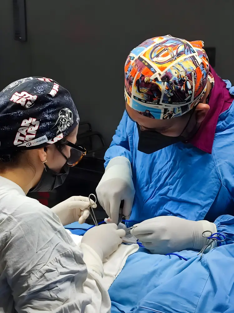 Dr. Pastor Aguirre López realizando una cirugía Pediátrica en Puebla