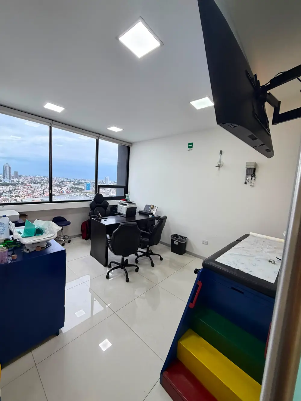 Consultorio Pediátrico equipado para la valoración de cirugía Pediátrica en Puebla