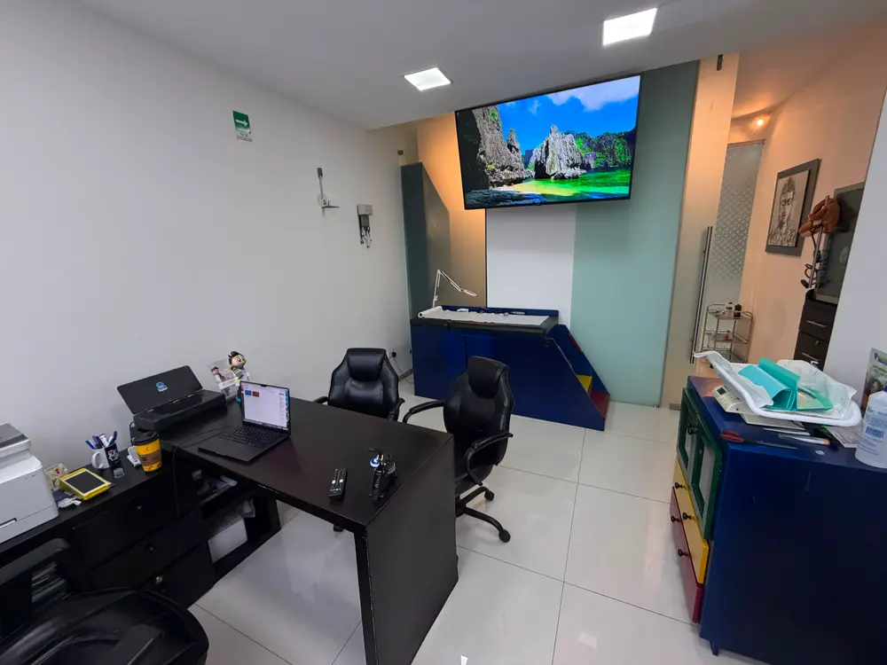 Cuarto de exploración Pediátrica con mobiliario completo