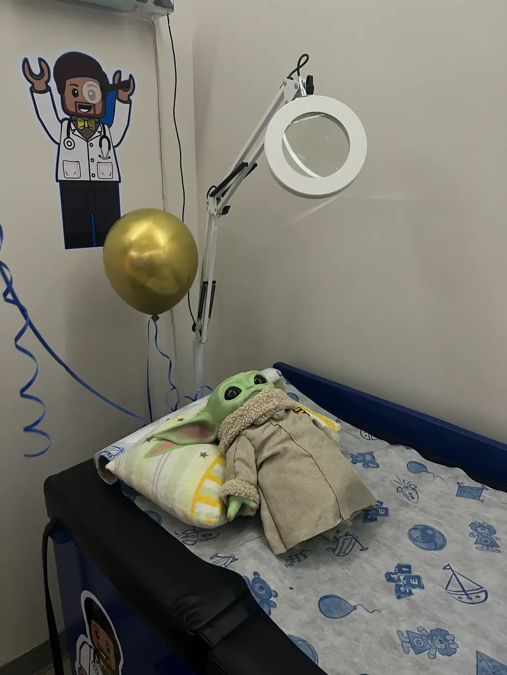 Decoración temática en el cuarto de exploración Pediátrica