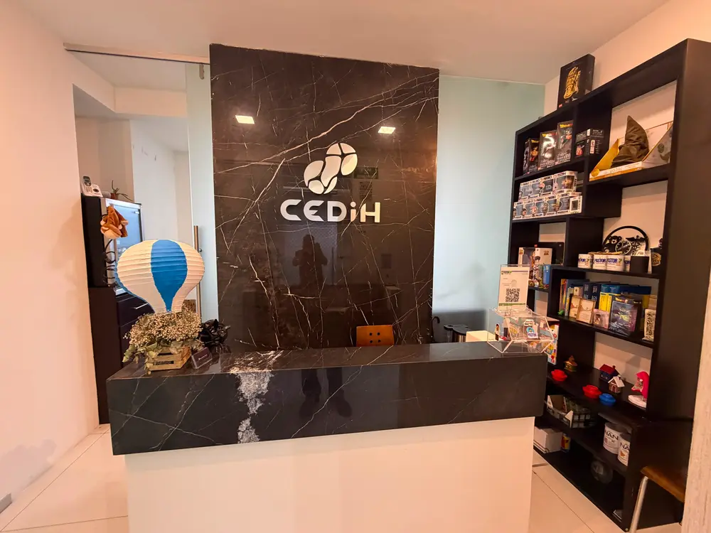 Recepción del consultorio Pediátrico con figuras de colección